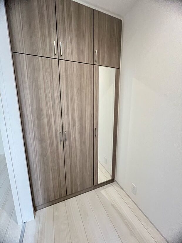 明るく開放的な玄関、靴の脱ぎ履きもしやすく、収納も豊富でご家族皆様の靴をスッキリ収納できます。 