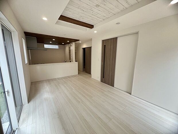 夕食の時間。家族、友人、両親、親戚との会話がより料理を美味しくしてくれる。あっという間に時間が過ぎてしまう居心地の良さは、普段はほっとする空間としてここにあります。 