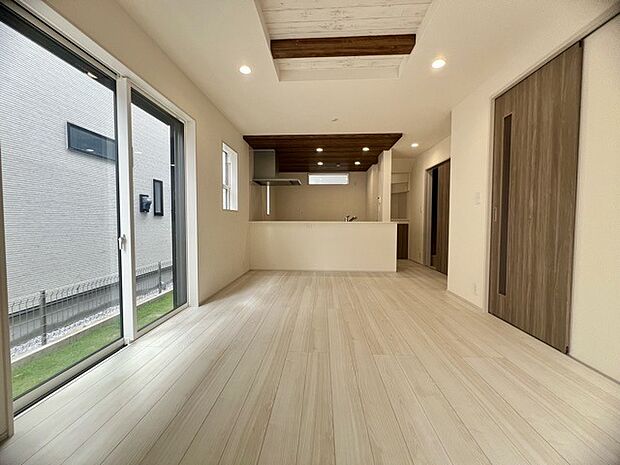 家族団欒のリビング。陽光差し込む食卓には家族の会話とスマイルが溢れます。いつまでもここで食卓を囲みたくなる、そう感じさせてくれるスペース。 