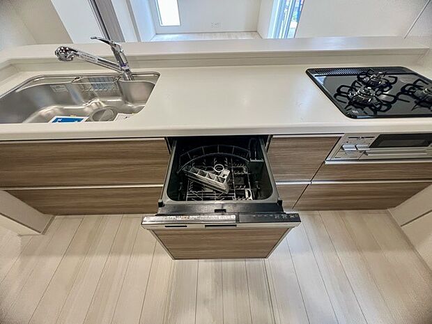 家事時間を短縮できる食洗器付き、毎日の負担を減らしてお料理を楽しめる嬉しい設備です。 