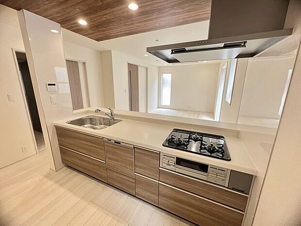 人工大理石を使用したシステムキッチン。永く傷つきにくく、お手入れもしやすい高機能性です。 