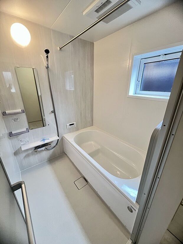 一緒にお風呂に入っている子供達の声がリビングまで聞こえてきそうな広々とした1坪バス 