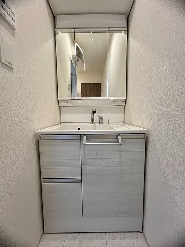 お出かけ前の身だしなみに一歩差がつく三面鏡。ミラー裏にはたっぷり収納もございます。 