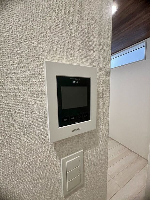 録画機能もあり、どのような人が何時に来訪されたのかが分かります。防犯上はもちろん、お届け物などの把握にも便利です。ライトが付いているので、夜間でも安心です。  