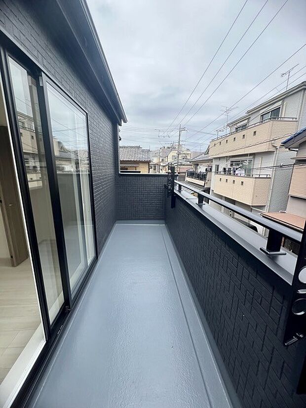 陽ざしが差込む明るいバルコニー。奥行きのあるバルコニーはお洗濯時に助かります。 