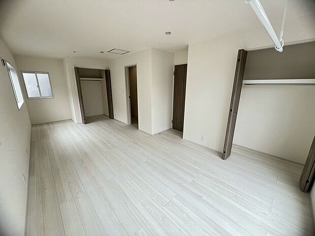 ご家族様の成長に合わせて、仕切りをつけれる洋室です。 