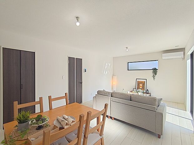 【ＬＤＫ／約18.0帖】 夕食の時間。家族、友人、両親、親戚との会話がより料理を美味しくしてくれる。 あっという間に時間が過ぎてしまう居心地の良さは、普段はほっとする空間としてここにあります。 