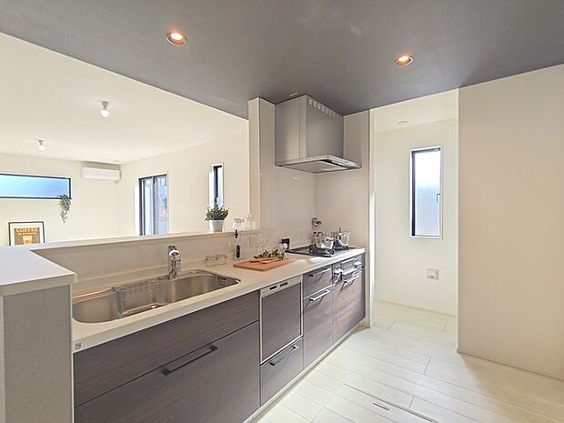 対面式のシステムキッチン。 調理しながらでも家族の様子を見守れる為、子育て世帯にもオススメです。