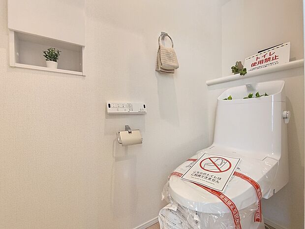 ウォシュレット一体型のシャワートイレ。 トイレは1階と2階にそれぞれ設置されております。