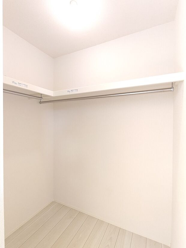 主寝室にはウォークインクローゼット完備！ 衣服はもちろん、大きなお荷物もたくさん収納できる便利空間です。