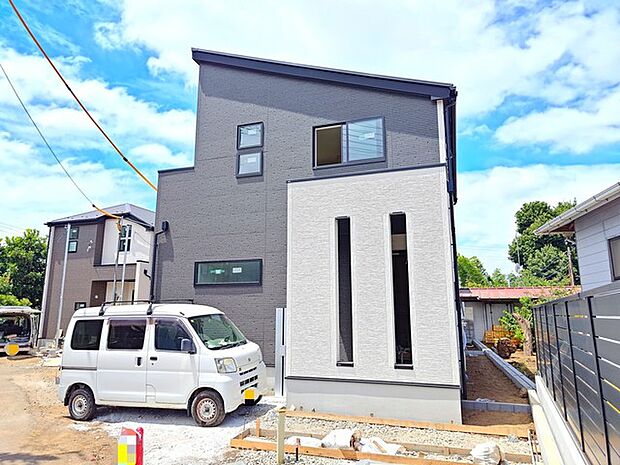 道路を挟んで向かい側は、マンションの駐車場になっております。 その為、朝からしっかりと日が当たります。