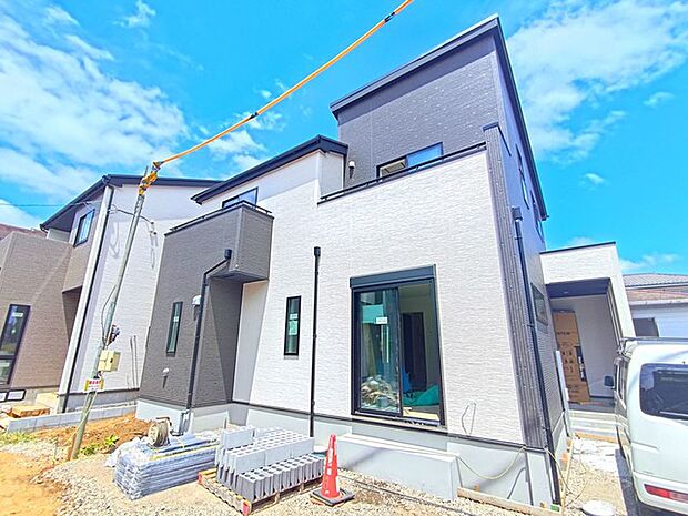 ツートンカラーのシックな外観デザイン。