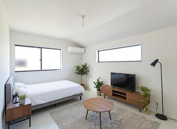 【洋室／約5.43帖】 2階の洋室は2ヵ所にエアコンを設置済み！ ※エアコン以外の家具はＣＧ合成によるものです。