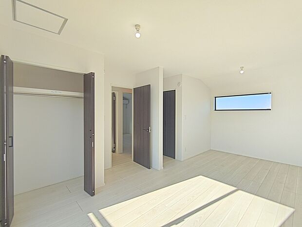 【洋室／約5.43帖】 現状は約10.43帖の広さの洋室です。 将来仕切り壁を設けることで2部屋に分けることができます。