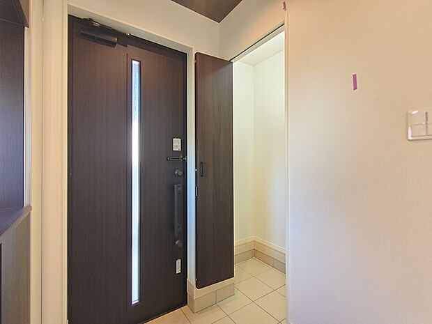 玄関にはシューズインクロークとして利用できる土間収納を配しました。 靴以外にもアウトドア用品やベビーカーの収納など、多用途に活躍します。