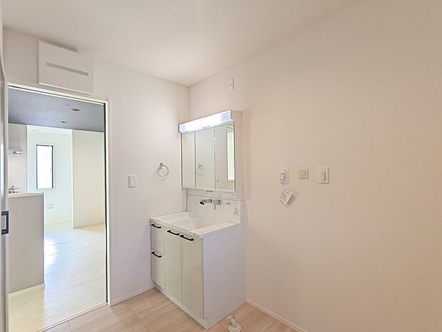 ランドリースペースの天井下地には、便利な室内物干しなどをセットできます。