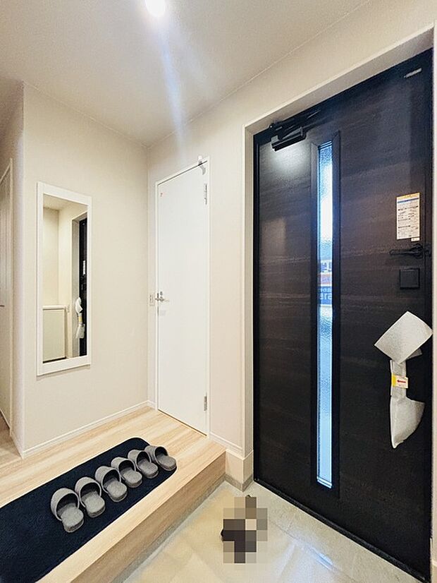 お宅の顔となる明るく開放的な玄関。ご家族皆様様の靴を収納できるスペースと全身鏡があり、お出掛け前に身だしなみチェックもできます。