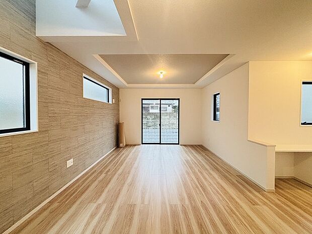 家族の集うリビングには色々な方向から光が差し込む設計に。家族のコミュニケーションが弾むスポットだから明るい雰囲気であってほしい。