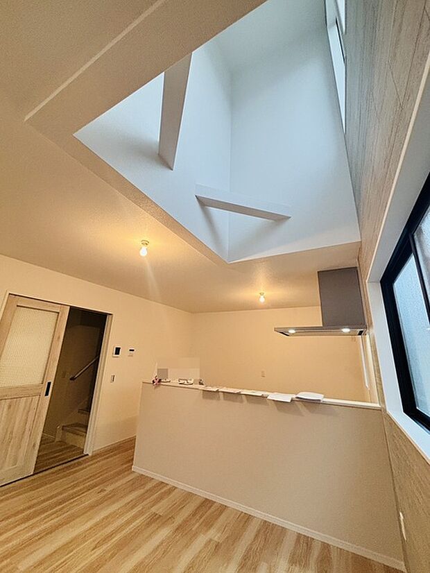 開放感ある上部の吹き抜けは、より高い場所からの陽を取り込み四季折々に室内を演出してくれます。