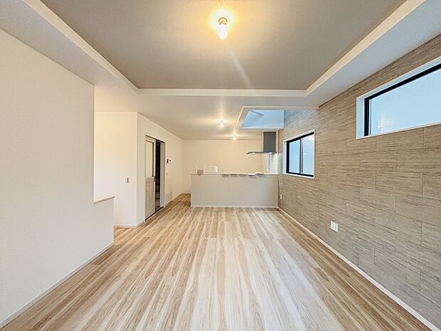 明るく、開放感もあり、冬は暖気が上昇しやすい吹き抜けリビング。