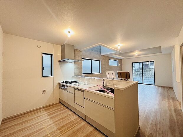 家族が一番集まる場所だから広々としつつも素敵な空間であって欲しい。皆がくつろぐリビングからキッチンまでが一つに繋がる空間。