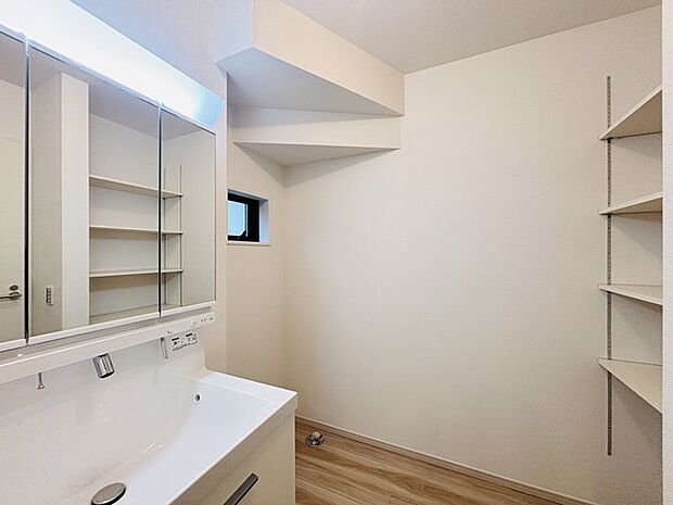 ゆとりの洗面スペースで朝の身支度もスムーズに行えます。