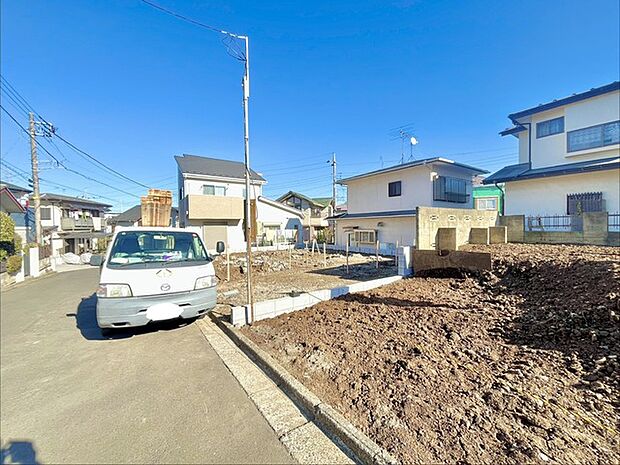 前面道路は広く、駐車がしやすいです。駐車スペース2台分ございます。