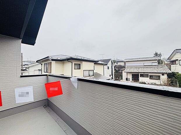 陽ざしが差込む明るいバルコニー。奥行きのあるバルコニーはお洗濯時に助かります。