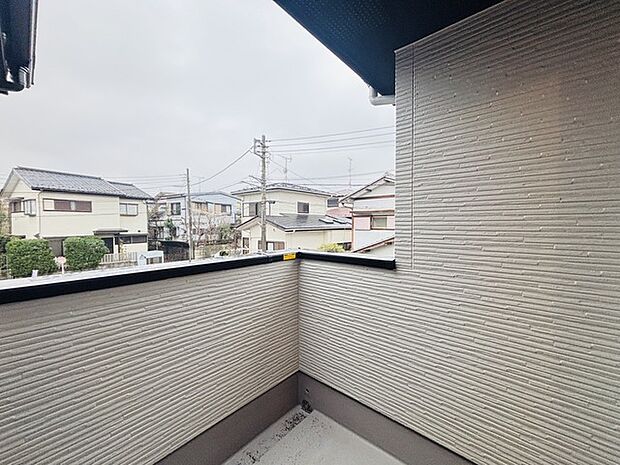 広めのバルコニーは風通しも良くお洗濯物もしっかりと干すことができます!