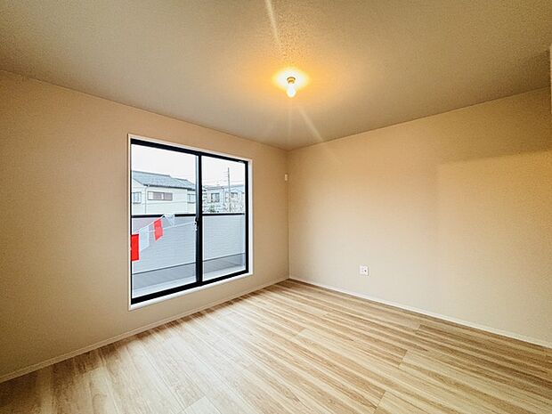 大きな開口部から明るい光が差し込む、日中の室内の明るさがこの部屋の魅力です。