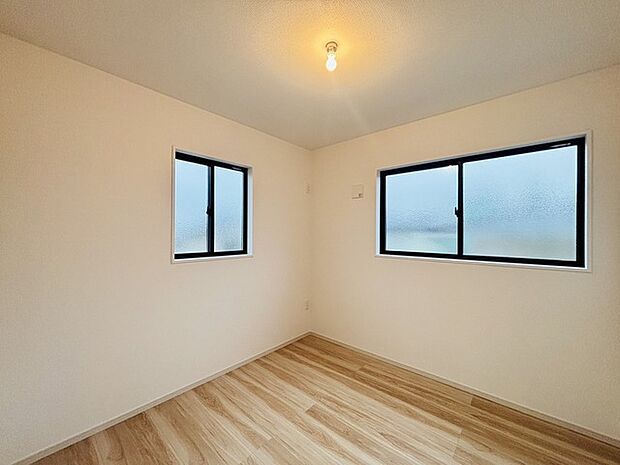 2面採光を確保した明るい室内は、爽やかな風を感じる居心地の良い空間です。