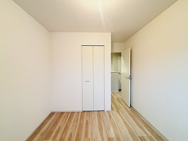 どんな家具にでも相性が良い清潔感ある白色調のクロスを採用。主張しすぎない配色、耐久性にも優れた床材は日々のメンテナンスも楽に、快適に過ごして頂けるよう考えられています。