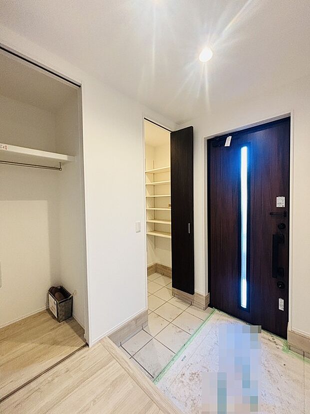 土間収納付きでベビーカーやゴルフバック、お子様のおもちゃもスッキリ収納できます。