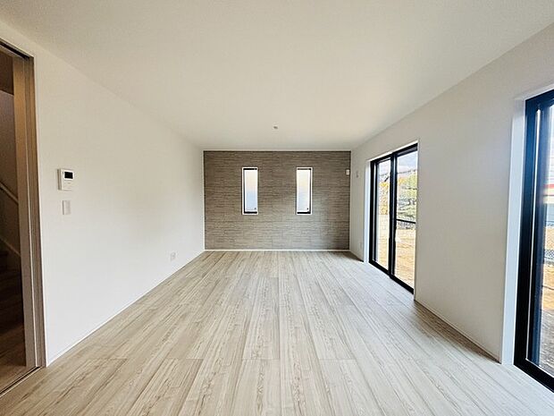 家族団欒のリビング。陽光差し込む食卓には家族の会話とスマイルが溢れます。いつまでもここで食卓を囲みたくなる、そう感じさせてくれるスペース。