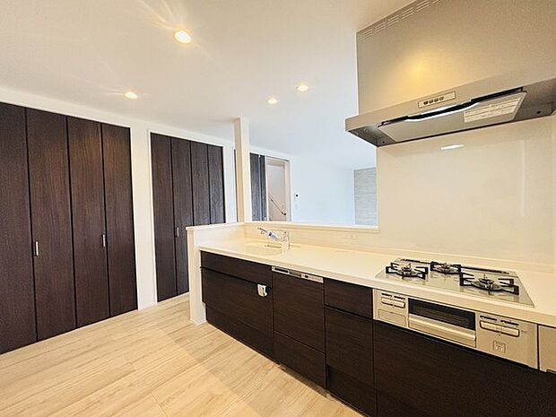 家族が一番集まる場所だから広々としつつも素敵な空間であって欲しい。皆がくつろぐリビングからキッチンまでが一つに繋がる空間。