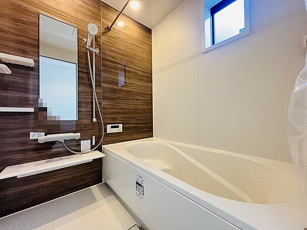 落ち着いた色味の浴室で1日の疲れをゆっくりと癒してください。