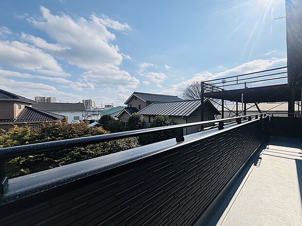 陽ざしが差込む明るいバルコニー。奥行きのあるバルコニーはお洗濯時に助かります。