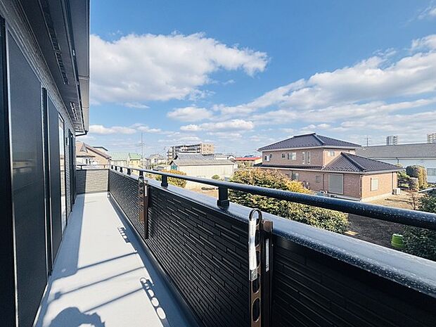 広めのバルコニーは風通しも良くお洗濯物もしっかりと干すことができます！ 