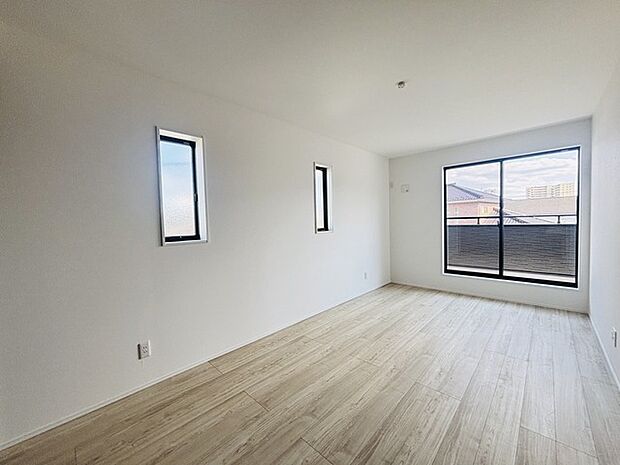 どんな家具にでも相性が良い清潔感ある白色調のクロスを採用。主張しすぎない配色、耐久性にも優れた床材は日々のメンテナンスも楽に、快適に過ごして頂けるよう考えられています。