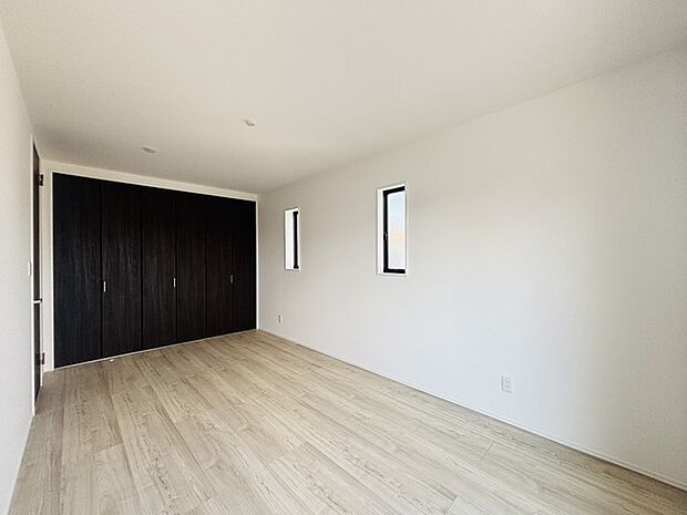 広々収納で、仕事着、普段着をまとめて収納できます。