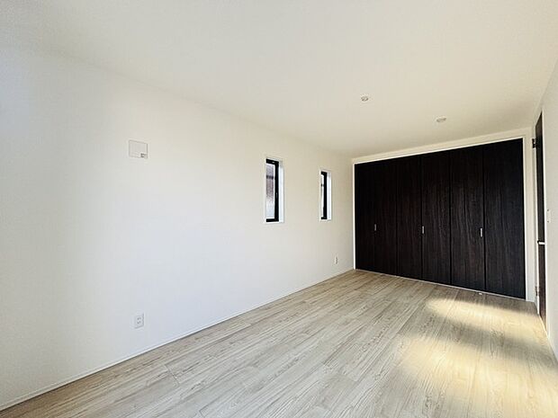 広々収納で、仕事着、普段着をまとめて収納できます。