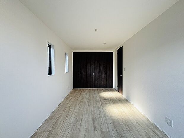 大きな開口部から明るい光が差し込む、日中の室内の明るさがこの部屋の魅力です。