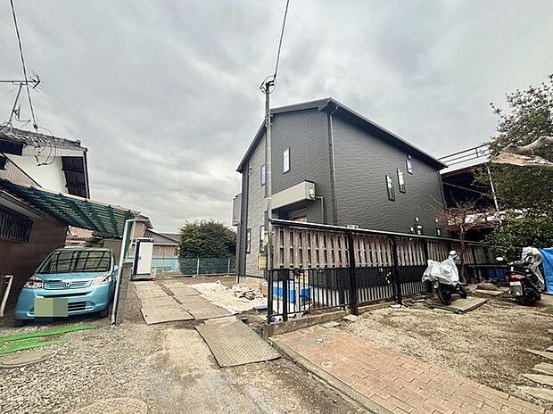 周辺の街並み 戸建てが立ち並ぶ静かな住宅街。四季折々の移り変わりを感じながら自然と楽しみ、暮らす、そんな毎日を日々の中で感じられる住環境 (30m)