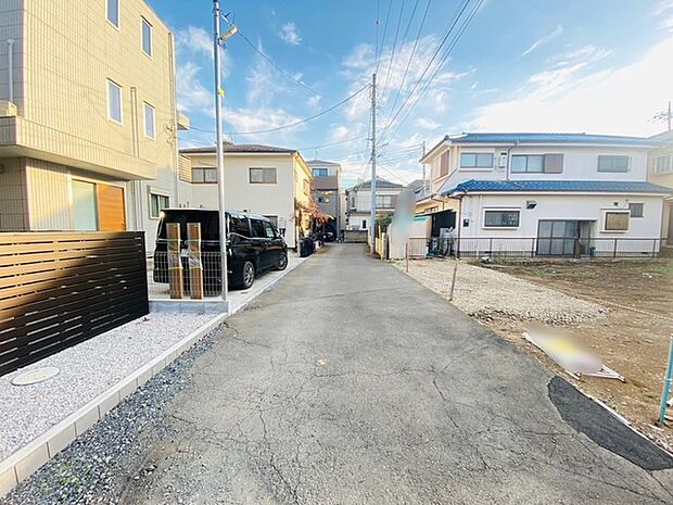 戸建てが立ち並ぶ静かな住宅街。四季折々の移り変わりを感じながら自然と楽しみ、暮らす、そんな毎日を日々の中で感じられる住環境