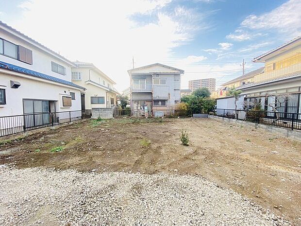 戸建てが立ち並ぶ静かな住宅街。四季折々の移り変わりを感じながら自然と楽しみ、暮らす、そんな毎日を日々の中で感じられる住環境