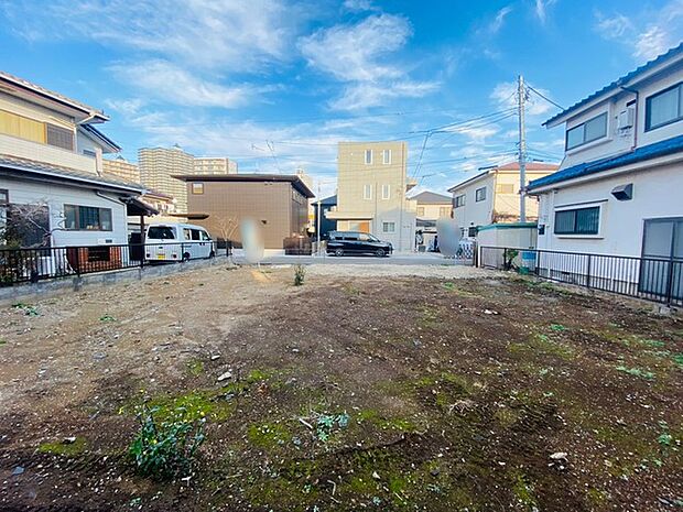 戸建てが立ち並ぶ静かな住宅街。四季折々の移り変わりを感じながら自然と楽しみ、暮らす、そんな毎日を日々の中で感じられる住環境