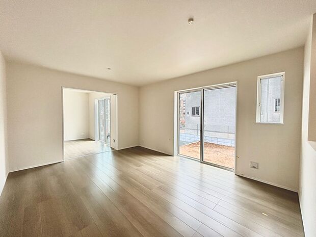 家族団欒のリビング。陽光差し込む食卓には家族の会話とスマイルが溢れます。いつまでもここで食卓を囲みたくなる、そう感じさせてくれるスペース。