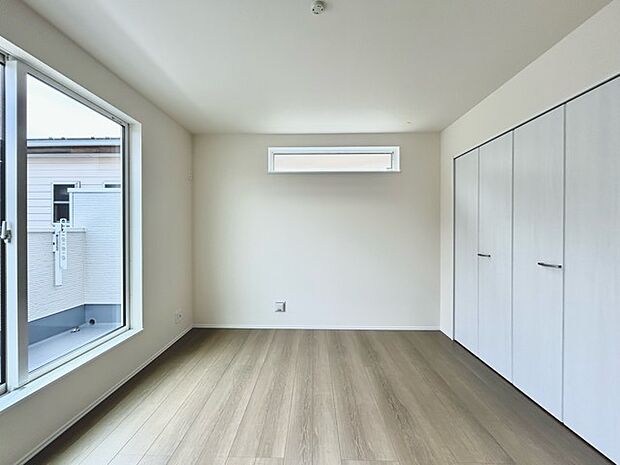 大きな開口部から明るい光が差し込む、日中の室内の明るさがこの部屋の魅力です。