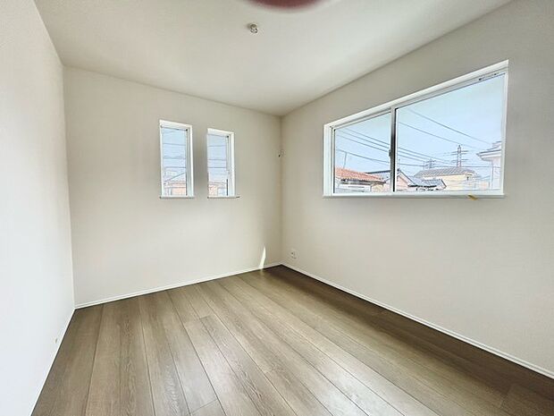 どんな家具にでも相性が良い清潔感ある白色調のクロスを採用。主張しすぎない配色、耐久性にも優れた床材は日々のメンテナンスも楽に、快適に過ごして頂けるよう考えられています。