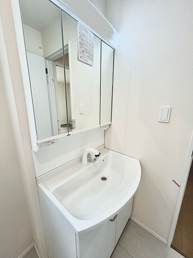 お出かけ前の身だしなみに一歩差がつく三面鏡。ミラー裏にはたっぷり収納もございます。